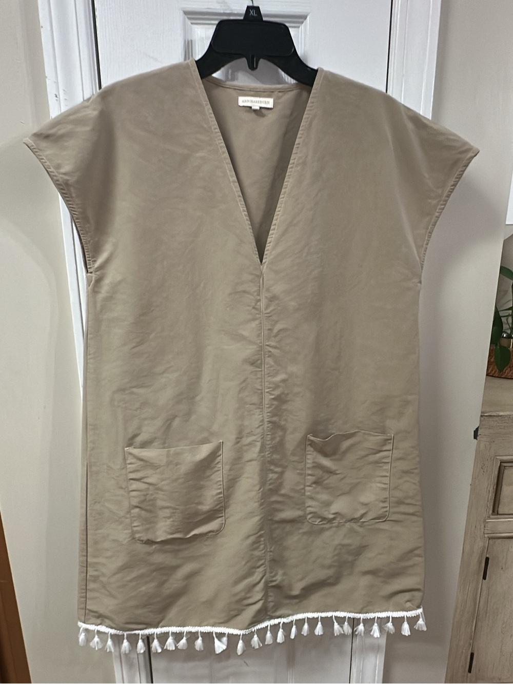 Ann Mashburn this is Water repellent piece. Neutral Tassel Hem V-Neck (mix41)